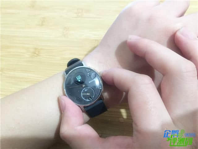 这是智能手表？我戴withings steel hr两周都没充电