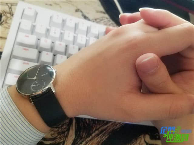 这是智能手表？我戴withings steel hr两周都没充电