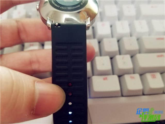 这是智能手表？我戴withings steel hr两周都没充电